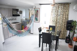 cocina y comedor con hamaca en una habitación en Apartamento en Caribe campestre Coveñas, en Coveñitas