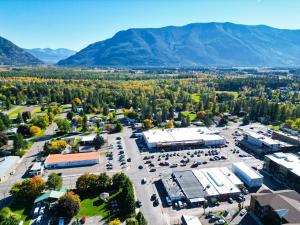 Nespecifikovaný výhled na hory nebo výhled na hory při pohledu z prázdninového domu