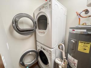 a washing machine and a dryer in a room at Happy Trails Condo in Columbia Falls