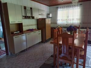 uma cozinha com uma mesa e uma sala de jantar em Casa da Roça em Gonçalves