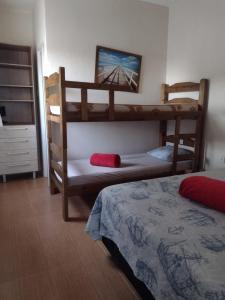1 dormitorio con 2 literas en una habitación en Pousada das Estrelas en São Pedro