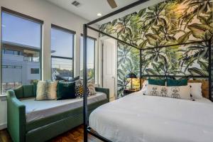 1 dormitorio con 1 cama y una pared de ventanas en Urban Jungle Retreat in the HTX Skyline, en Houston