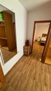 una stanza vuota con specchio e una camera da letto di Piso Centro de Cullera a Cullera