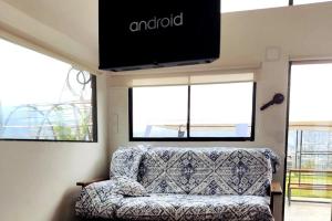 WICHI LAGO في San Pablo: غرفة معيشة مع أريكة وتلفزيون بشاشة مسطحة