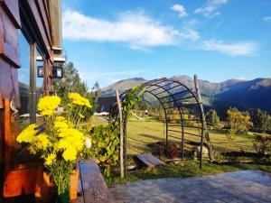 un jardín con una puerta y flores en un campo en WICHI LAGO, en San Pablo