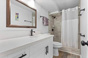 Vannituba majutusasutuses Stylish Condo Steps to Beach