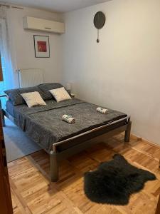 Posteľ alebo postele v izbe v ubytovaní Apartman West - private parking place