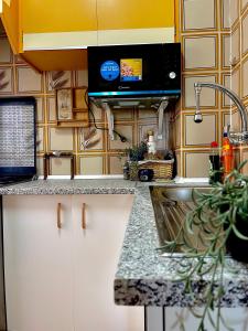 eine Küche mit einer Spüle und einer Arbeitsplatte in der Unterkunft Cosy room near beach and University in Valencia
