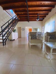 Duplex Reencuentro في مرسيدس: غرفة معيشة كبيرة بها درج وكراسي