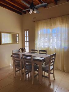 un tavolo da pranzo con sedie e un ventilatore a soffitto di Duplex Reencuentro a Mercedes