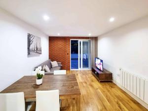 Televisyen dan/atau pusat hiburan di Your Riverside Home 2 with Private balcony