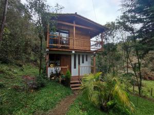 a house in the middle of a forest at cabaña paniym in Rionegro