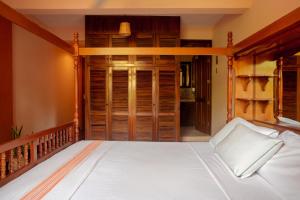 a bedroom with a bed and a balcony at Casona H in Puerto Escondido