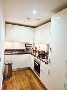 Dapur atau dapur kecil di Your Riverside Home 2 with Private balcony