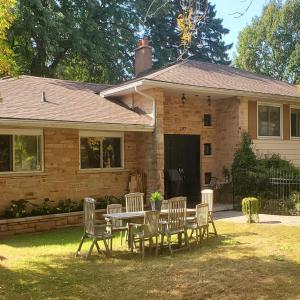 una mesa y sillas frente a una casa en Beautiful Views on Golf Course, en Kingston