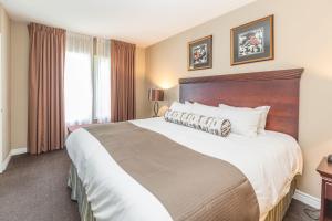 um quarto de hotel com uma cama grande num quarto em Country Club Charm - 4-Bed Radiant Resort Condo em Edgar
