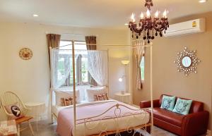 Кровать или кровати в номере Perennial Resort