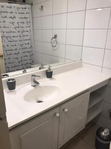 a bathroom with a sink and a mirror at Apart Las Condes Espaço inteiro no bairro El Golf in Santiago