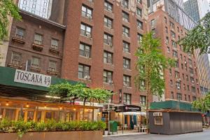 um grande edifício de tijolos numa rua da cidade em Best Western Plus Hospitality House Suites em Nova York