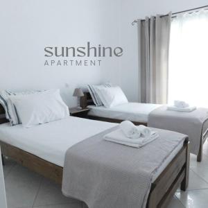 deux lits avec des serviettes dessus dans une chambre dans l'établissement Sunshine apartment, à Adamas