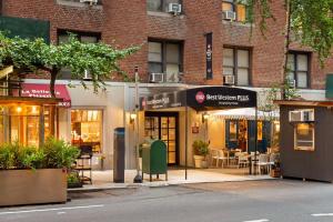 Best Western Plus Hospitality House Suites في نيويورك: وجود متجر على جانب شارع المدينة