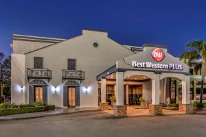 un mejor edificio Western plus con una mejor señal Western plus en Best Western Plus Westbank, en Harvey