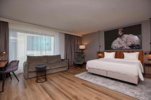 Un pat sau paturi într-o cameră la Radisson Blu Hotel Zurich Airport