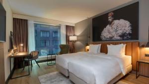 Un pat sau paturi într-o cameră la Radisson Blu Hotel Zurich Airport