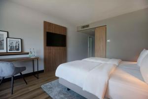 Un pat sau paturi într-o cameră la Radisson Blu Hotel Zurich Airport