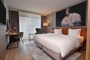 Un pat sau paturi într-o cameră la Radisson Blu Hotel Zurich Airport