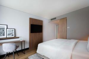 Un televizor și/sau centru de divertisment la Radisson Blu Hotel Zurich Airport