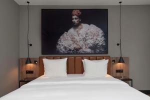 Un pat sau paturi într-o cameră la Radisson Blu Hotel Zurich Airport