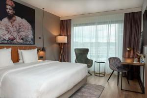 Un pat sau paturi într-o cameră la Radisson Blu Hotel Zurich Airport