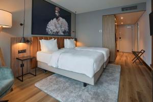 Un pat sau paturi într-o cameră la Radisson Blu Hotel Zurich Airport