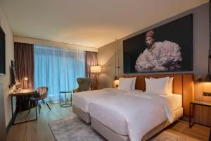 Un pat sau paturi într-o cameră la Radisson Blu Hotel Zurich Airport