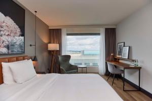 Un pat sau paturi într-o cameră la Radisson Blu Hotel Zurich Airport