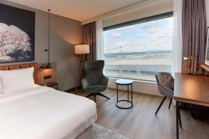 Un pat sau paturi într-o cameră la Radisson Blu Hotel Zurich Airport