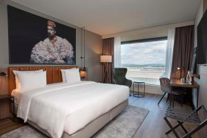 Un pat sau paturi într-o cameră la Radisson Blu Hotel Zurich Airport