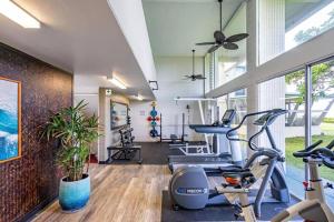 Fitness centrum a/nebo fitness zařízení v ubytování Stylish Condo Steps to Beach