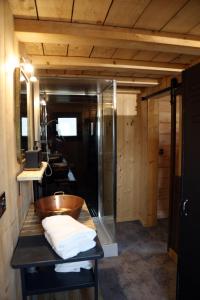 ein Badezimmer mit einem hölzernen Waschbecken und einer Badewanne in der Unterkunft Cab-Appart Mont de Marsan in Mont-de-Marsan