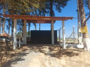un pavillon doté d'une clôture et d'un panneau. dans l'établissement Sítio Terra Sertaneja - Chalé Um Sonhador, à Piedade