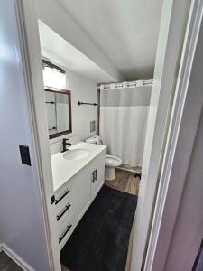 Vannituba majutusasutuses Stylish Condo Steps to Beach