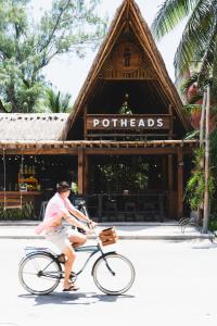 Ein Mann, der vor einem Restaurant Fahrrad fährt. in der Unterkunft Tunich Jungle Cabañas in Tulum + 32 Fotos