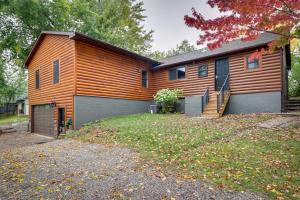 ein Holzhaus mit Garage in der Unterkunft Waterfront Wahkon Cabin with Gas Grill and Fire Pit! in Isle