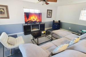sala de estar con 2 sofás y chimenea en *Msg for 5%off*1Bed1Bath HugeGuesthouse MidtownPHX, en Phoenix