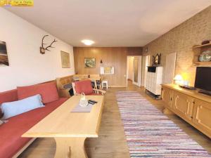 uma sala de estar com um sofá e uma mesa em Holiday home in Bad Mitterndorf - Steiermark 41124 em Bad Mitterndorf