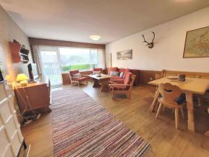 巴德米滕多夫的住宿－Holiday home in Bad Mitterndorf - Steiermark 41124，客厅配有沙发和桌子