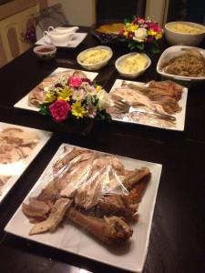 una mesa con varios platos de comida. en Cessna Park Resort and Hotel, en Ban Hua Na