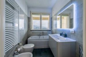 熱那亞的住宿－5 Stars Apart SEA VIEW，一间带水槽、浴缸和卫生间的浴室