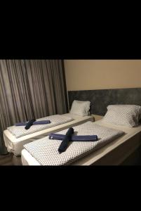 2 Betten mit Zangen auf einem Zimmer in der Unterkunft Pasa Han Hotel M1autópálya 